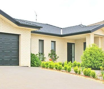 Spacious family home in Jerrabomberra - Photo 1