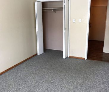 Grey Manor – 1 Bedroom - Photo 3