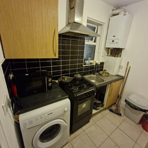 1 bedroom in a flat share to rent - Photo 2