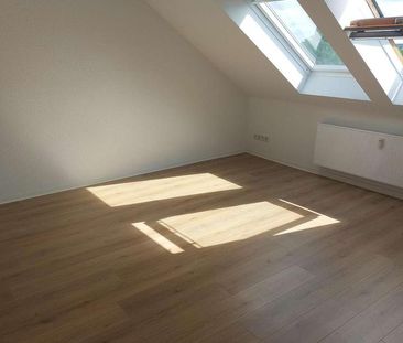 Neu & stilvoll! Dachgeschosswohnung mit neuer Einbauküche & moderne... - Foto 1