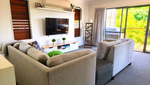 Ideal Family Living | 3 Mins to Sylvia Park - Photo 1