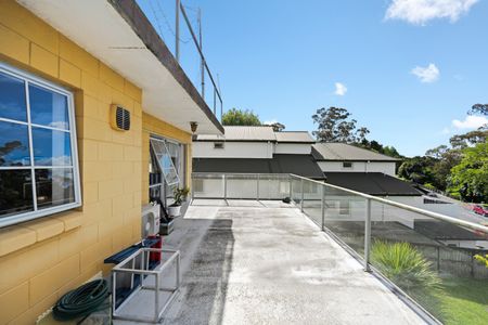 2 bedroom apartment (second level), 1 living, 1 bathroom (separate shower and bath), large balcony with river views, single garage. - Photo 4