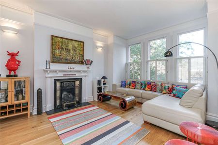 A beautiful five bedroom house situated in close proximity to Chiswick Park Tube and the High Street. - Photo 3