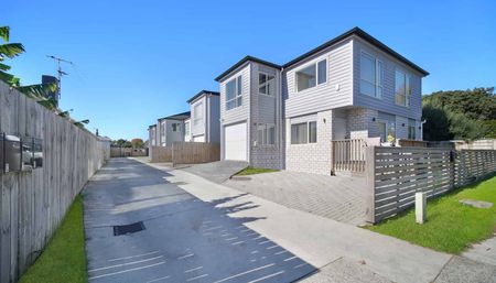 Modern Family Home with Space, Style & Convenience - Takanini!! - Photo 5