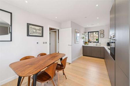 This 2 bed penthouse apartment, offers a wrap around balcony with panoramic views of London. - Photo 5