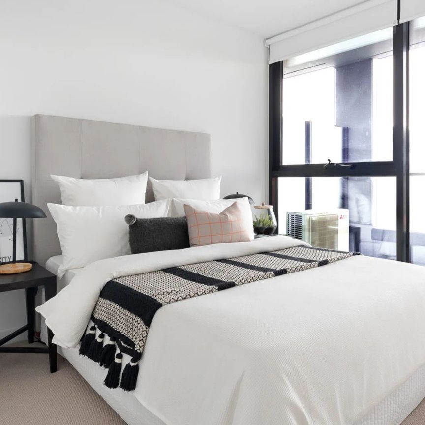 The ultimate combination of location and luxury - Photo 1