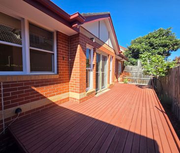 Spacious 3 Bedroom Family Home in Prime Carnegie Location - Photo 4