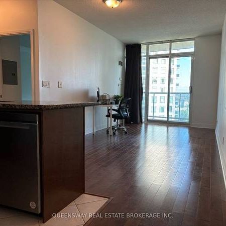 Hurontario / Burnhamthorpe Bright +Spacious 1Bdrm 1Locker 1Parking - Photo 4