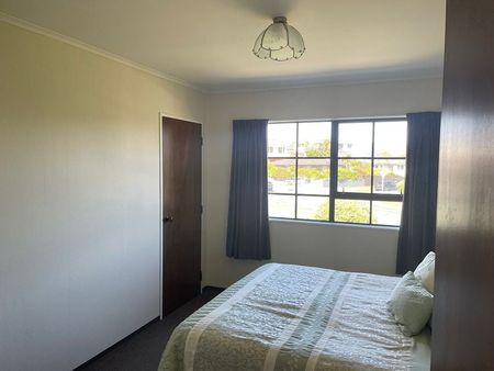Large 4 bed home with bonus large rumpus room - Photo 2