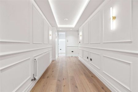 A beautifully renovated three bedroom garden flat with a private entrance - Photo 2