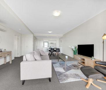 FURNISHED CBD LIVING WITH HARBOUR VIEWS - Photo 1