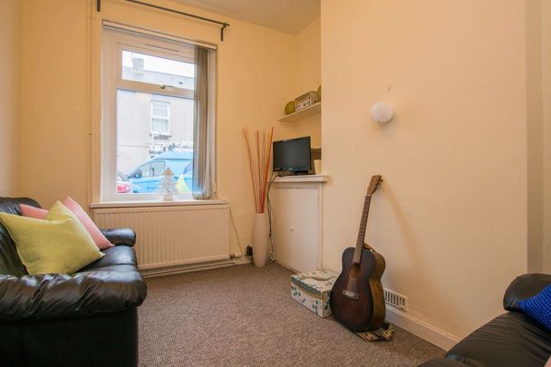 The most spacious three bed you'll find! - Photo 1