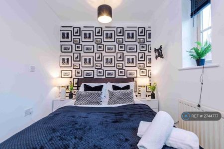 4 bedroom semi-detached house to rent - Photo 5