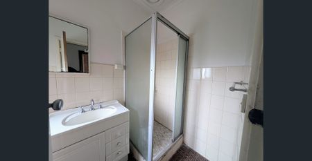 Spacious two bedroom villa, close to Broadway Shopping Village & Reservoir Train Station - Photo 2