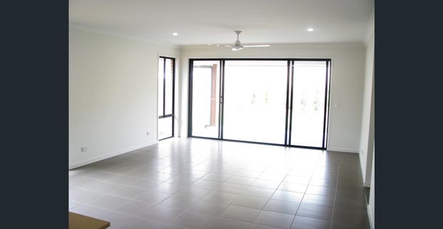 Family home, conveniently located close to parks, schools, shopping centres, - Photo 1