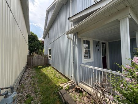 For Lease - 75 Margaret Graham Crescent, East Gwillimbury, Ontario - Photo 2