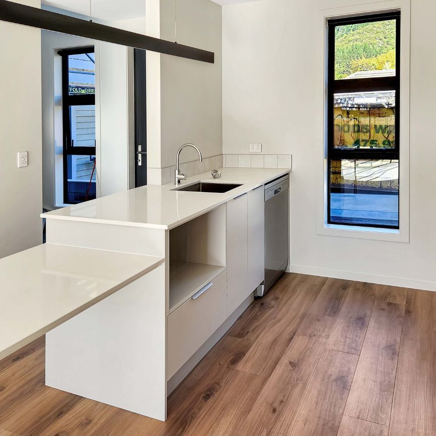 Wainuiomata, 2 bedrooms with Carpark - Photo 1