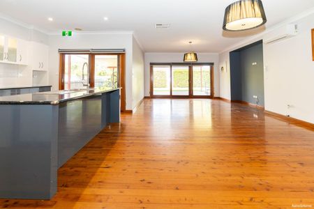 BEAUTIFUL FAMILY HOME WITH CHARM - Photo 4