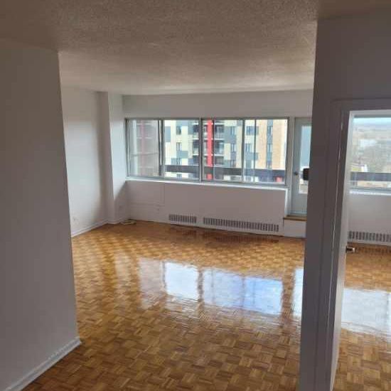 Grand 4 1/2 chauffé, eau chaude, électros - Photo 1