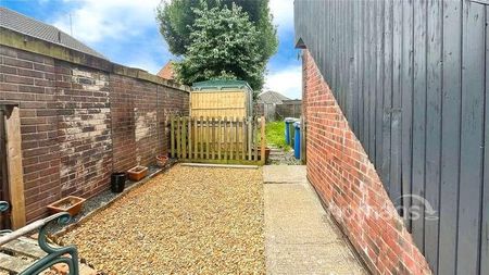 Beta Road, Farnborough, GU14 - Photo 3