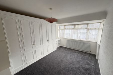 Melvyn Close - Photo 5