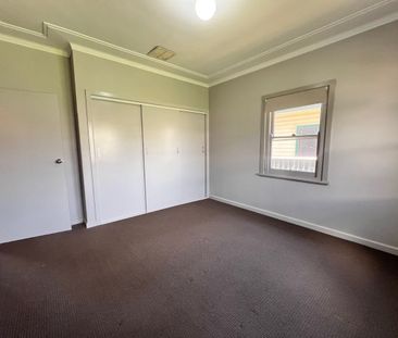 Charming 3-Bedroom House in West Tamworth - Photo 5