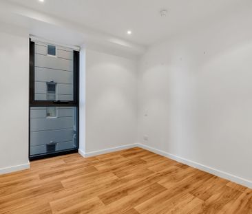 LOCATION! LOCATION! - Photo 2