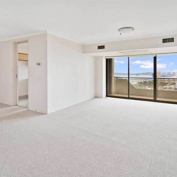 2 BEDROOM APARTMENT WITH PANORAMIC HARBOUR VIEWS - Photo 1