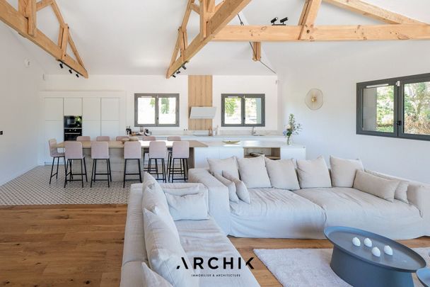 Architecture contemporaine d'inspiration régionaliste, cette maison de 270 m2 située sur une parcelle de 950 m2 en position dominante est nichée sur les hauteurs prisées du Pyla. - Photo 1