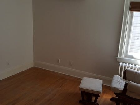 Three bedroom detached home for rent East York - Photo 3