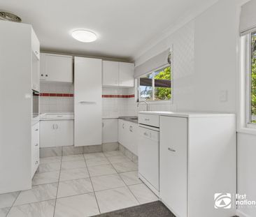 UPSTAIRS LEVEL - THREE BEDROOM LIVING IN GREAT LOCATION! - Photo 6