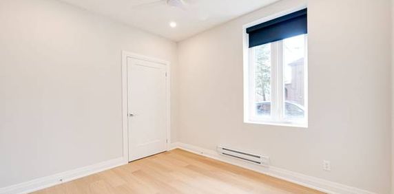 Recent renovations very spacious layout steps to St.clair west! - Photo 2