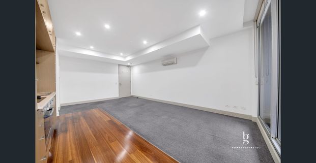 Only Just A Walk To CBD & Melbourne Uni - Photo 1