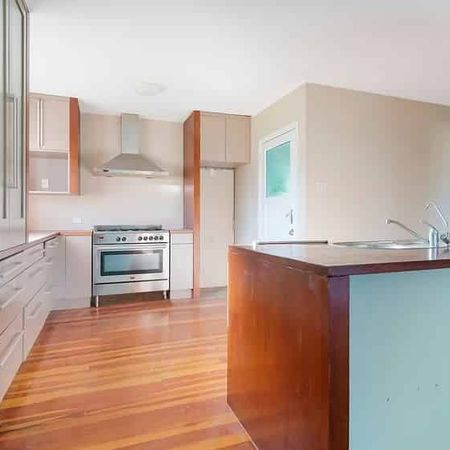 Charming three-bedroom, one-bathroom home in the heart of Henderson - Photo 3