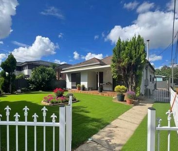 Neat & Tidy 5 Bedroom Family Home in Quiet Neighbourhood - Photo 1