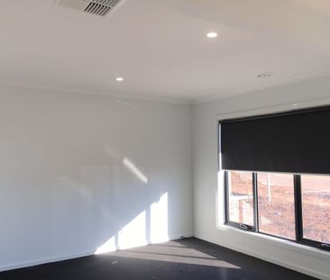 Close to Town Centre, Bachus Marsh Grammar School and Train Station - Photo 3