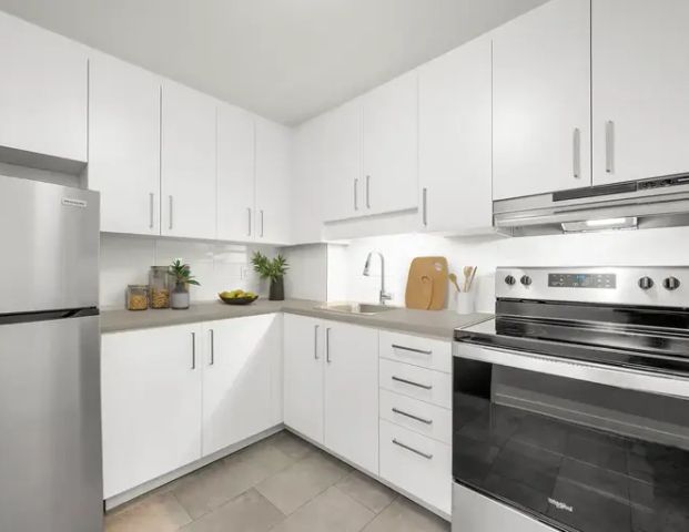 Deschenes Court | 220 Woodridge Crescent, Ottawa - Photo 1