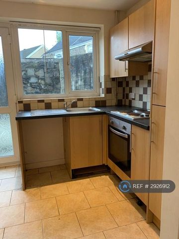 2 bedroom semi-detached house to rent - Photo 4
