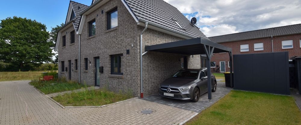 Neuwertige Doppelhaushälfte mit Einbauküche und Carport im Stadtteil Krusenbusch der Stadt Oldenburg - Foto 1