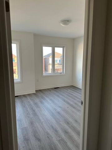 Four bedroom detached Barrie - Photo 4