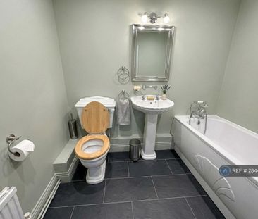 3 bedroom flat to rent - Photo 6