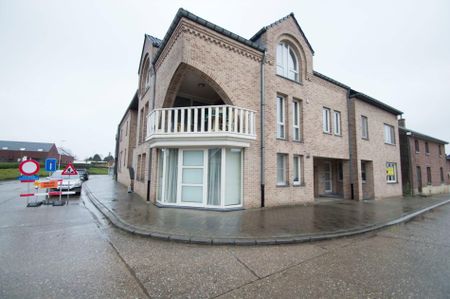 Ruim duplex-appartement -zijnde in feite een woning- te Riemst Millen met 3 slpk + garage + ruim terras - Photo 4