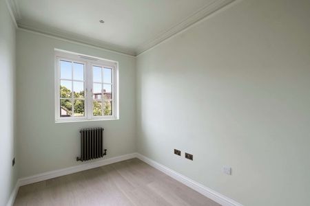 Immaculate Four Bedroom Home with Garden Studio in Barnes Village - Photo 4