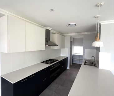 BEAUTIFUL LIGHT FILLED HOME! - Photo 2