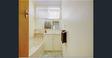 Spacious 2 bedroom unit with extra adaptable room in prime location - Photo 5