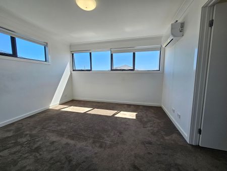 Modern and Spacious Family home in the heart of Colebee - Photo 2