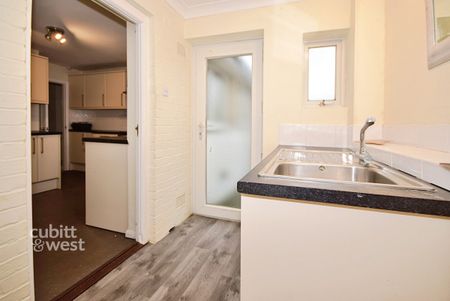 3 bedroom detached bungalow to rent - Photo 3