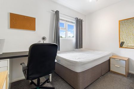 6 bedroom end of terrace house to rent - Photo 3