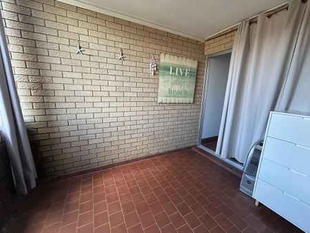 FULLY FURNISHED UNIT OVERLOOKING THE TWEED RIVER - Photo 3