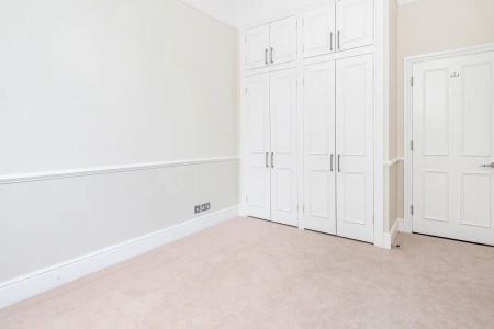 3 bedroom flat in Chelsea - Photo 4